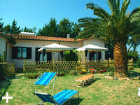 Appartamenti Le Querce all'Isola d'Elba: area esterna privata, ampio giardino, vista mare